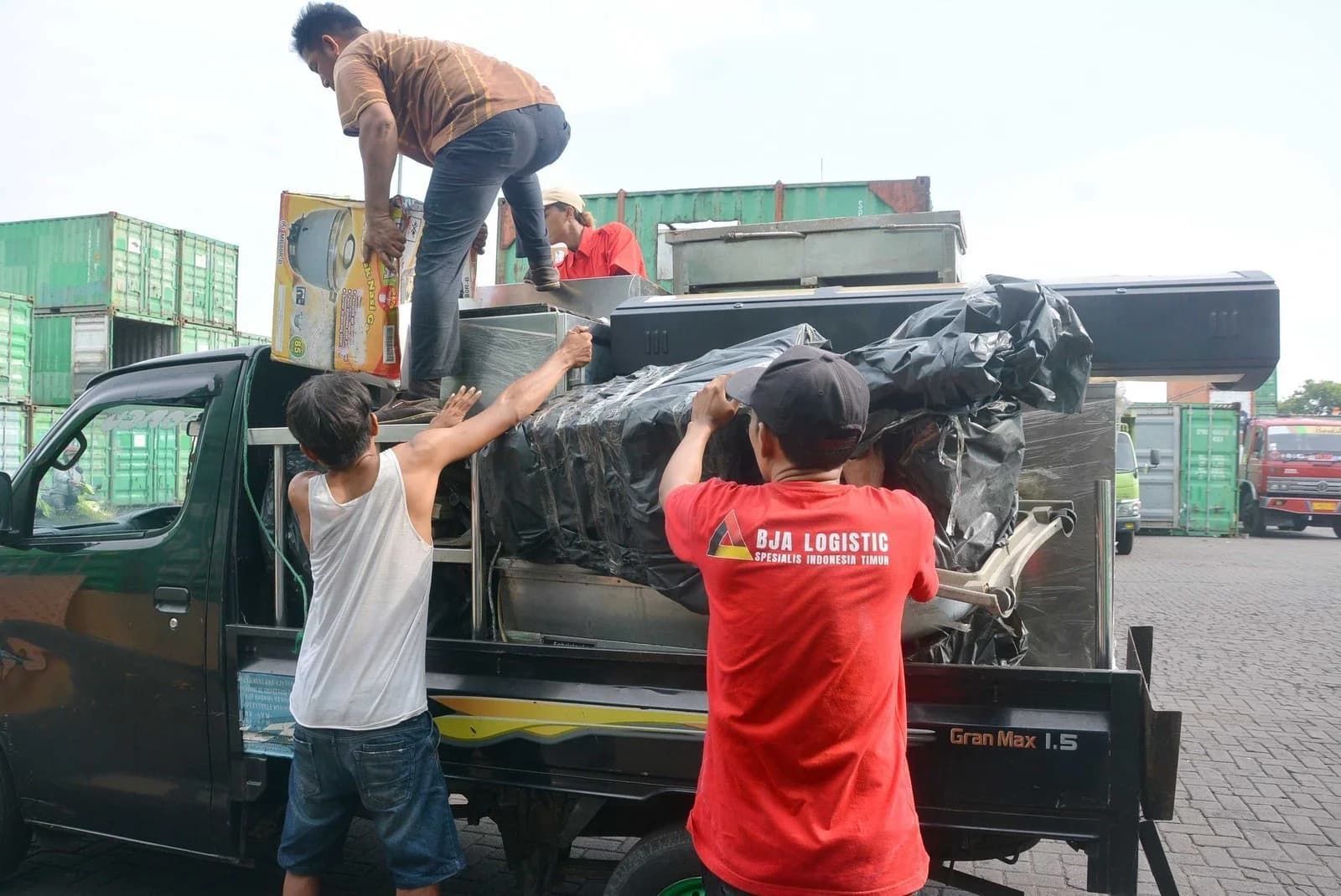 Kegiatan bongkar muat di pelabuhan