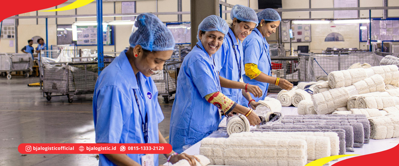 Aktivitas produksi pakaian di pabrik garmen dengan pekerja yang mengoperasikan mesin jahit dan menyusun hasil produksi.