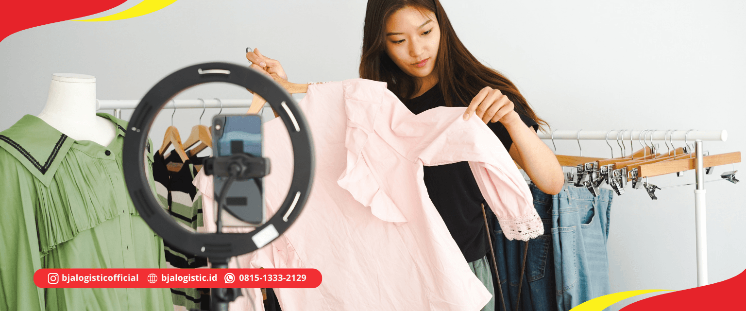 Deretan pakaian thrift yang tertata rapi di rak toko dengan berbagai pilihan jaket, kemeja, dan kaus bekas berkualitas.