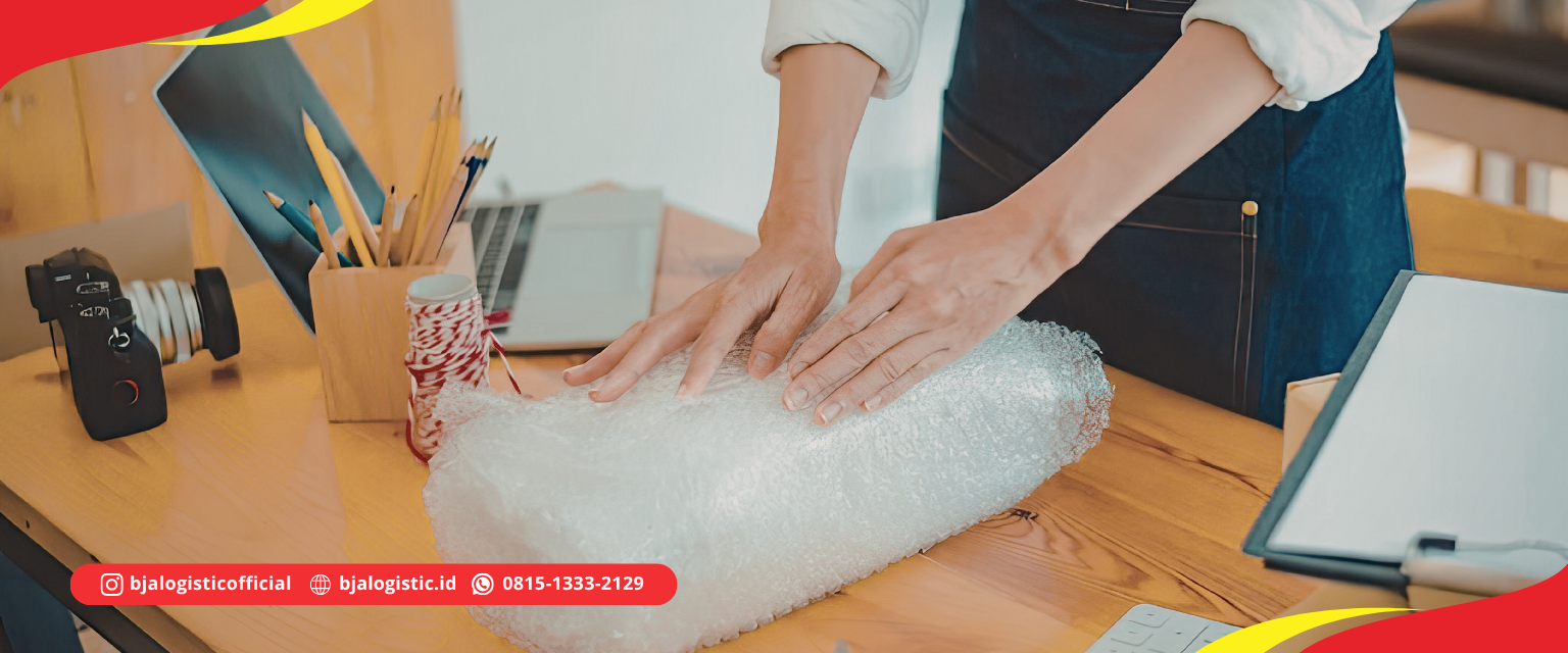 Bubble Wrap digunakan untuk membungkus barang agar lebih terlindungi saat proses pengiriman.