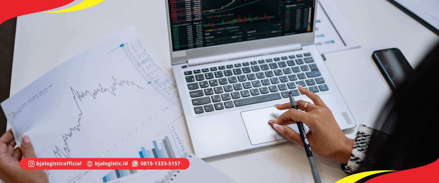 Ilustrasi seseorang menjalankan affiliate marketing dengan mempromosikan produk melalui laptop dan media sosial untuk mendapatkan komisi.