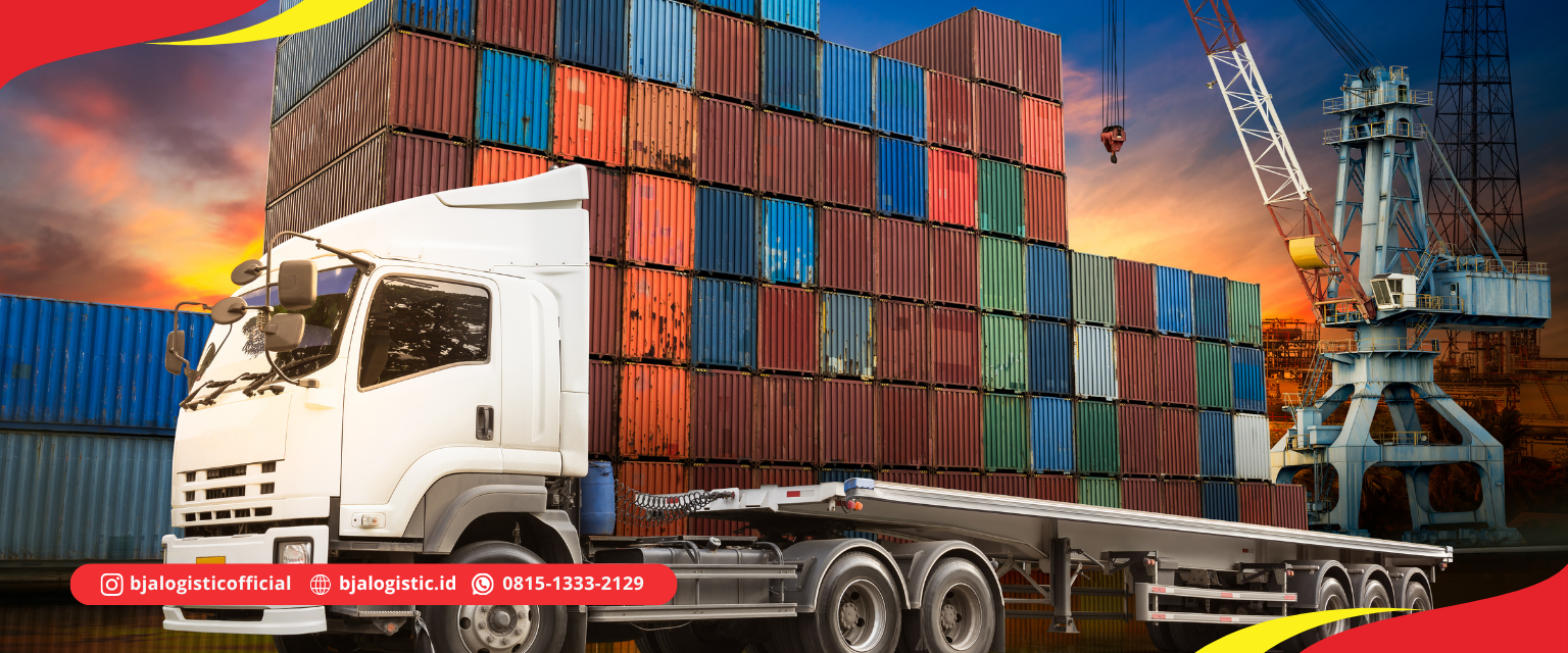 Truk wingbox dengan pintu samping terbuka untuk memudahkan proses bongkar muat barang.