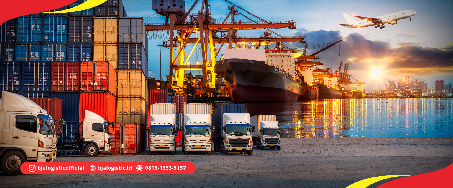 Truk logistik sedang mengangkut muatan barang di jalan raya sebagai armada pengiriman untuk distribusi cargo ke berbagai wilayah Indonesia.