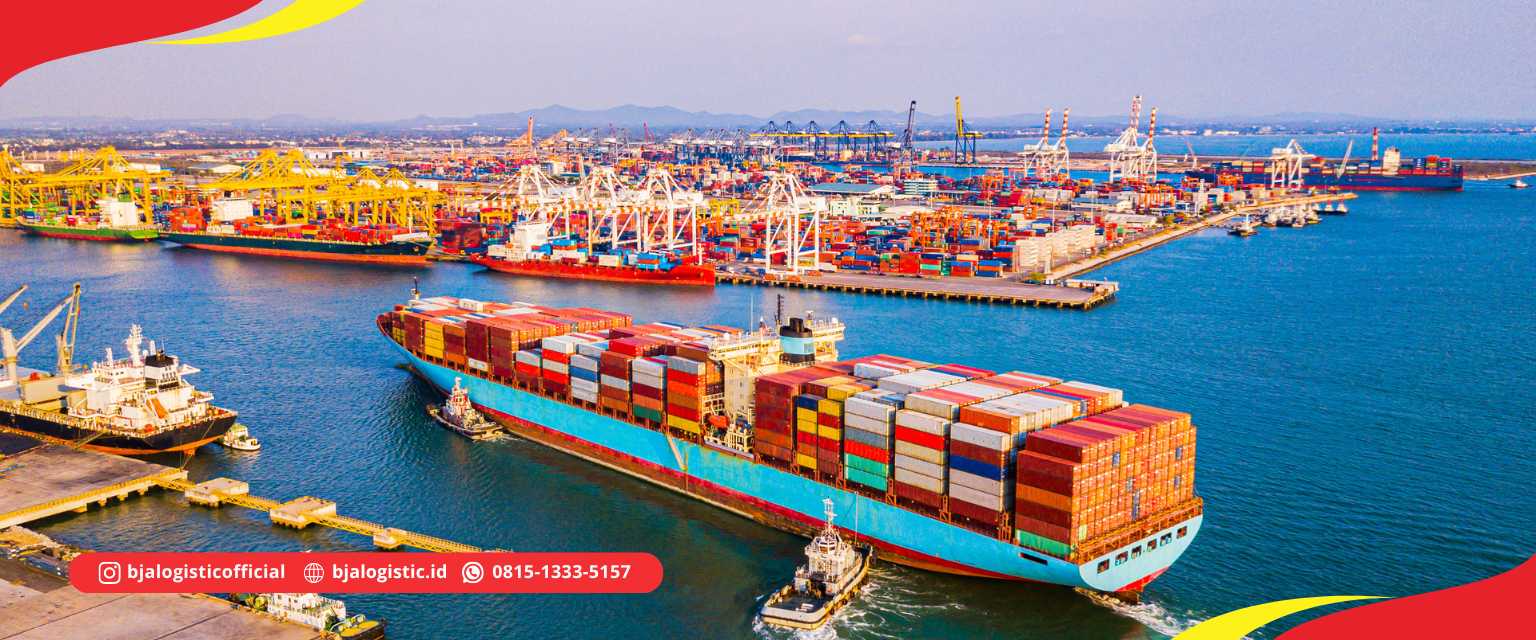 Kapal kargo sedang melakukan pengiriman barang di laut dengan deretan peti kemas sebagai bagian dari distribusi logistik antarpulau di Indonesia.