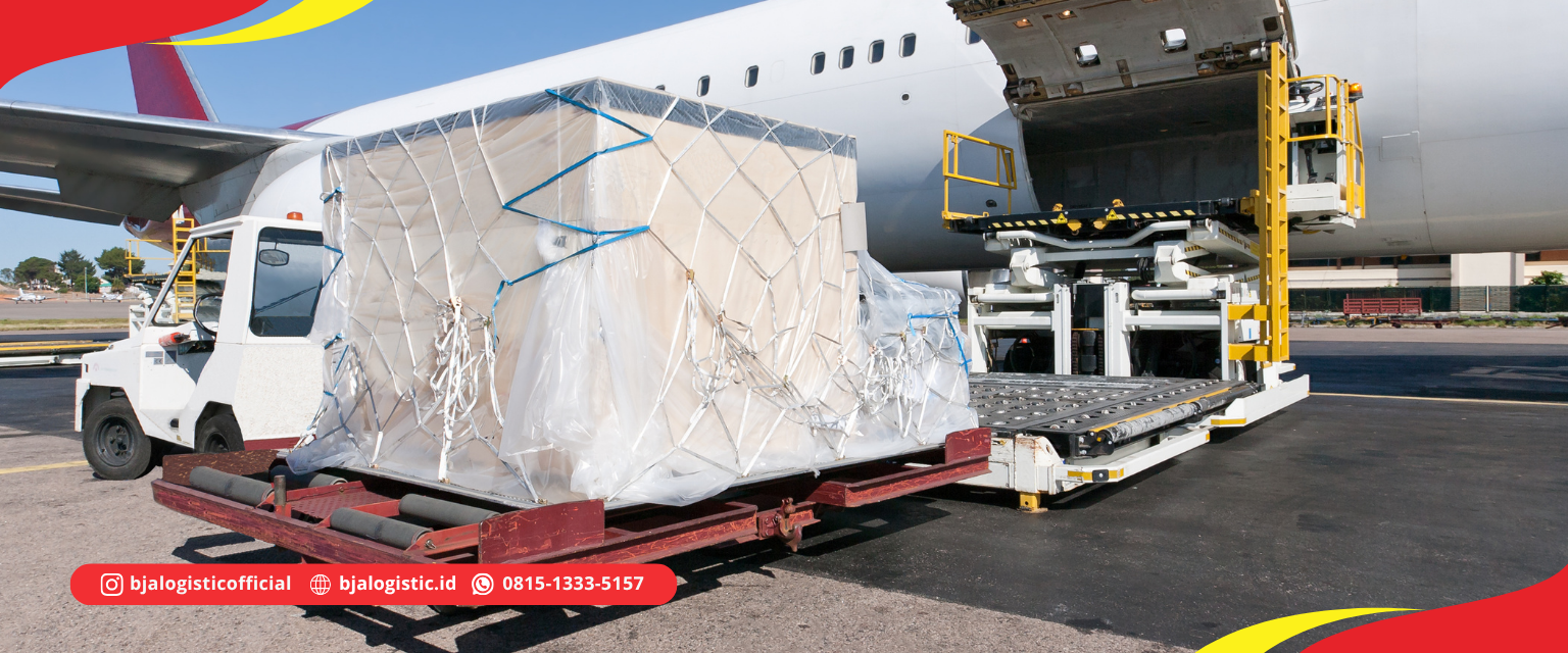 Pesawat kargo sedang melakukan proses bongkar muat kontainer di bandara sebagai bagian dari distribusi logistik dan pengiriman barang melalui jalur udara.