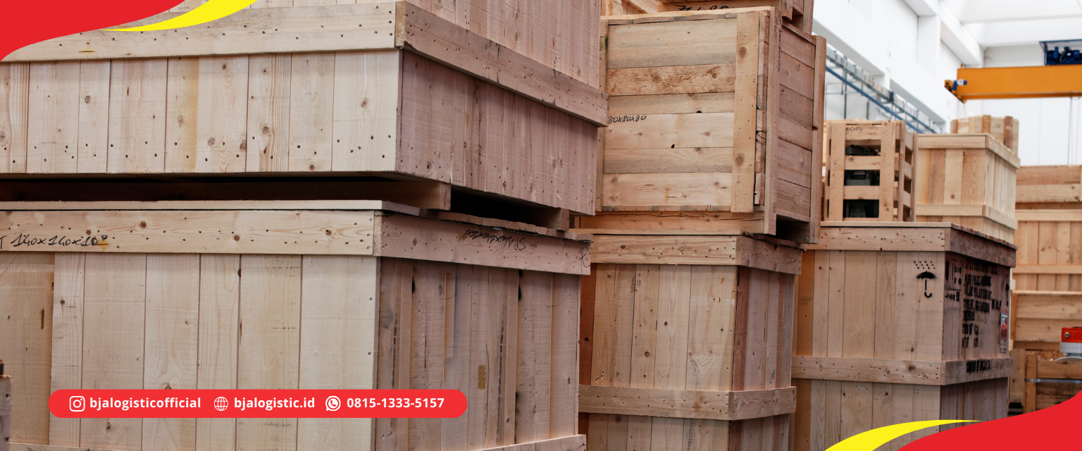 Proses packing kayu untuk pengiriman cargo laut menggunakan peti kayu agar barang tetap aman selama proses distribusi.