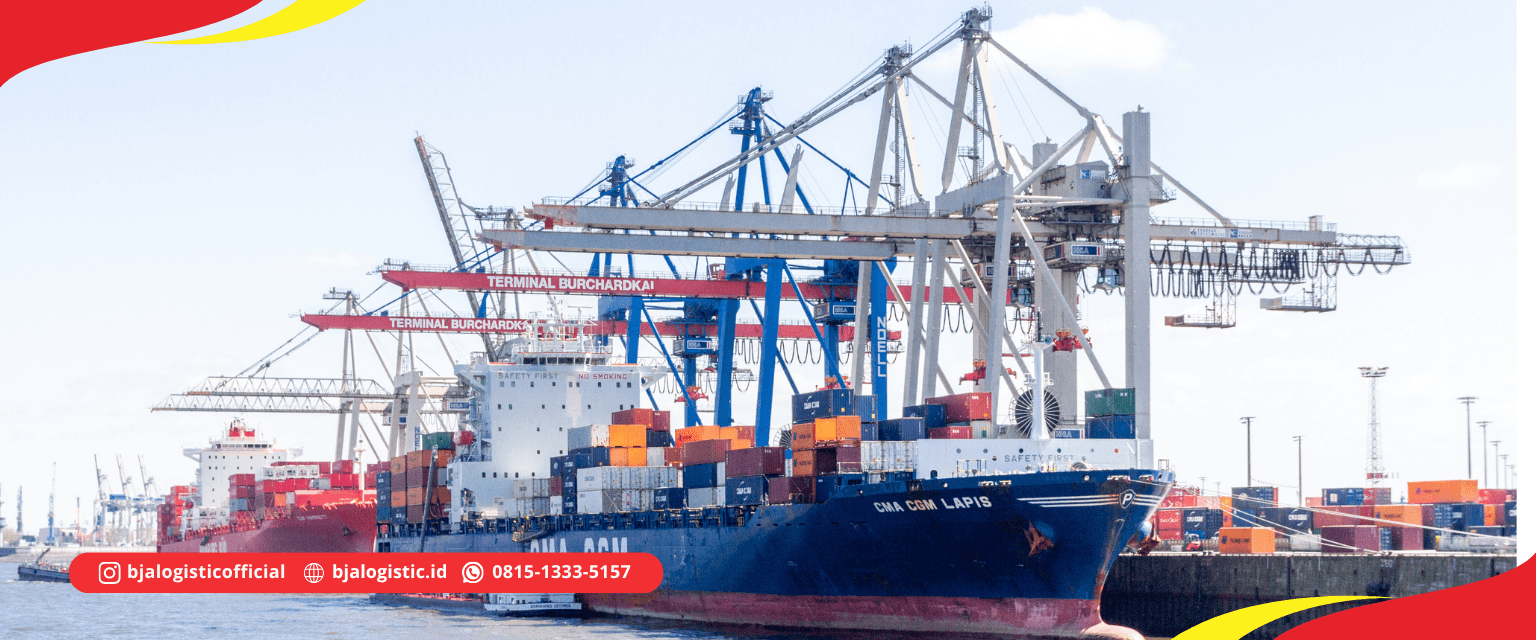Kapal RoRo sedang memuat truk dan kendaraan melalui pintu ramp di pelabuhan sebelum berlayar menuju pulau tujuan.