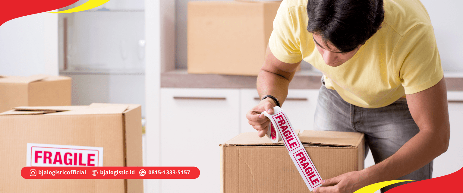 Barang berlabel Fragile dikemas menggunakan bubble wrap dan kardus pelindung sebelum dikirim agar tetap aman selama proses pengiriman