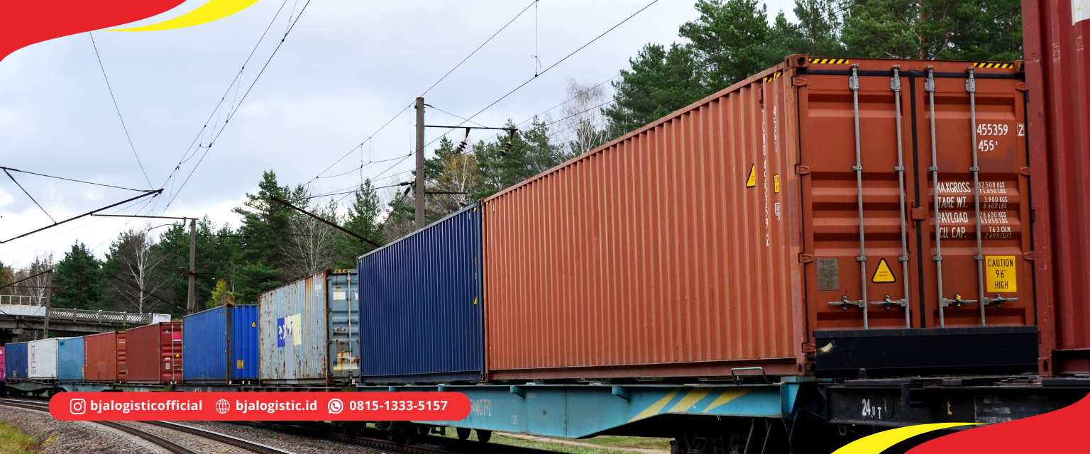 Kereta api logistik membawa rangkaian kontainer untuk mendukung distribusi barang antarkota di Indonesia.