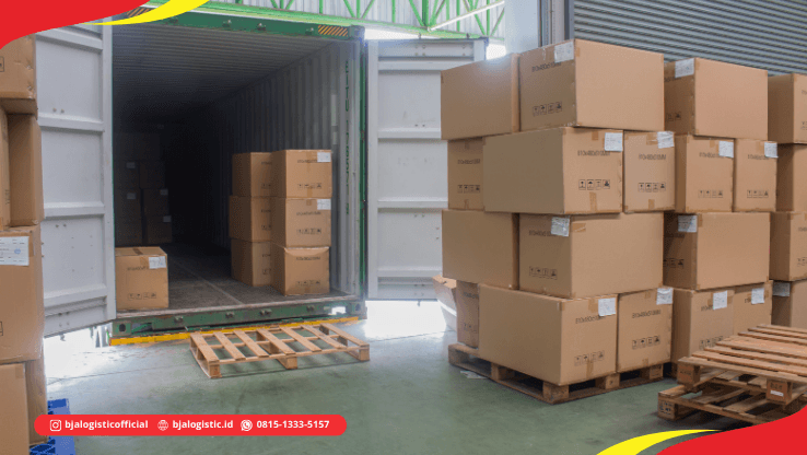 Pekerja menata perlengkapan di ruang fasilitas untuk kebutuhan operasional