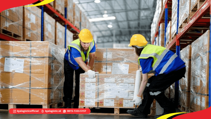 Pekerja logistik memeriksa cargo sebelum pengiriman