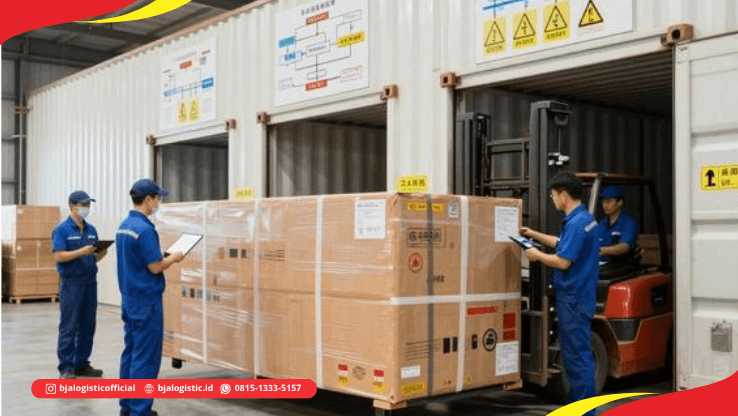 Pekerja logistik memeriksa cargo untuk kebutuhan industri sebelum pengiriman