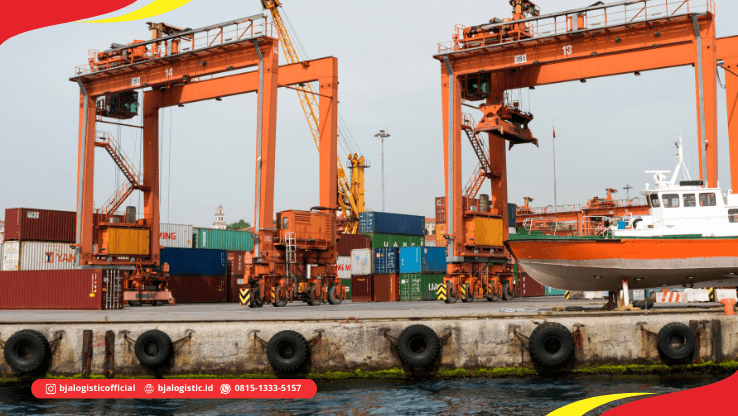 Kapal cargo dan kontainer dalam proses pemindahan barang di terminal pelabuhan