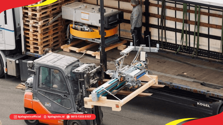 Truk trailer dengan pallet perlengkapan usaha yang sedang dimuat menggunakan forklift di loading dock