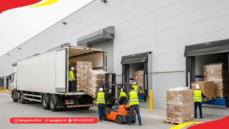 Truk trailer dengan pallet perlengkapan usaha sedang dimuat menggunakan forklift di loading dock