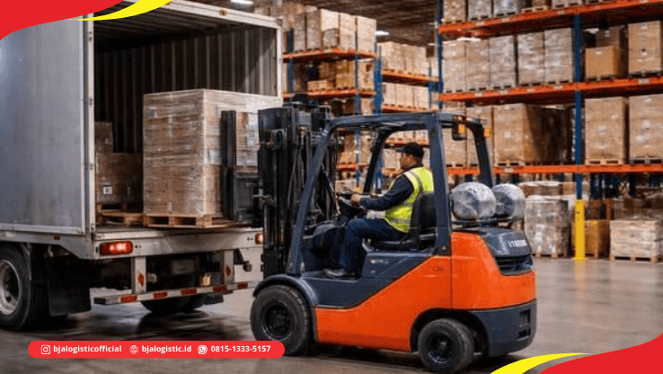 Forklift memindahkan pallet cargo ke truk di loading dock untuk pengiriman darat dari Jakarta ke Kebumen