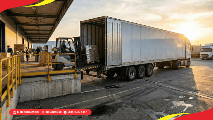 Truck trailer dengan pallet cargo yang sedang dimuat menggunakan forklift di loading dock