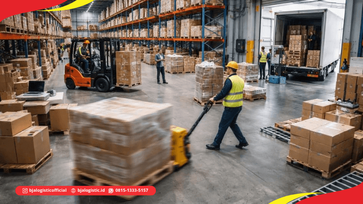 Aktivitas loading cargo menggunakan forklift dan pallet untuk pengiriman darat dari Jakarta ke Kudus
