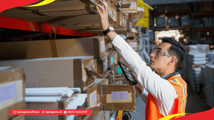 Aktivitas pengelolaan cargo di dalam warehouse dengan pekerja dan barang logistik