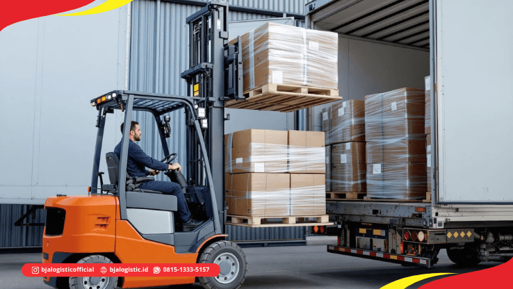 Forklift memindahkan pallet cargo ke truk di area loading dock