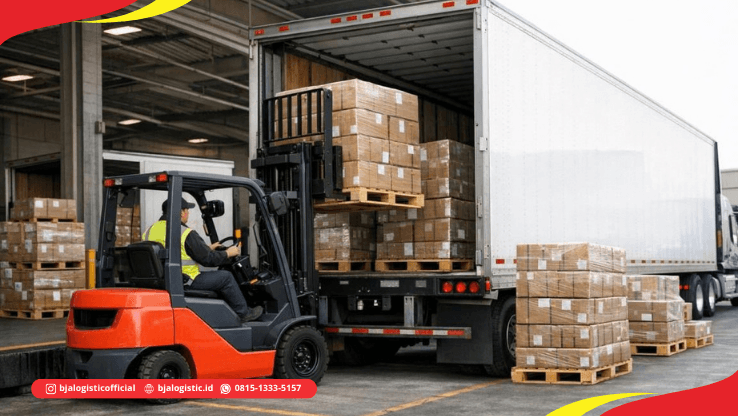 Cargo besar dalam proses loading untuk pengiriman darat antarkota dari Jakarta ke Magelang