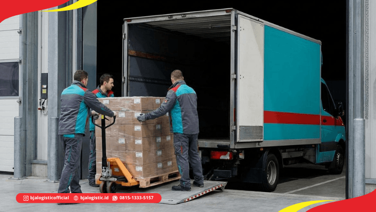 Truk cargo mengangkut pallet barang di area loading gudang untuk pengiriman logistik