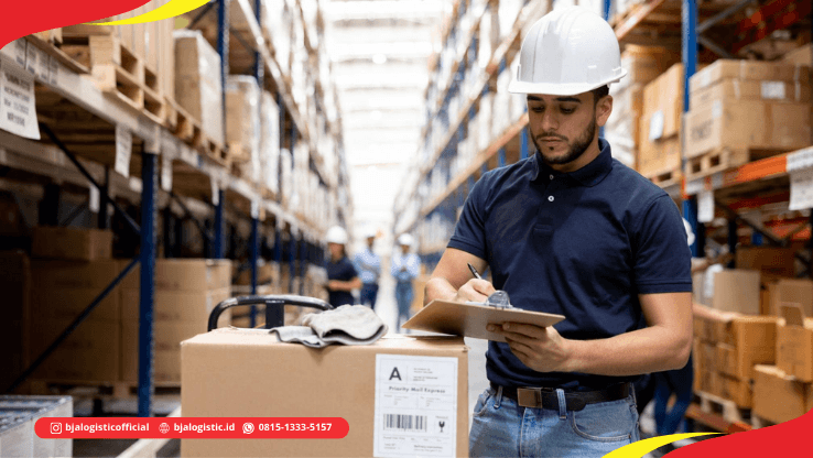 Petugas mencatat data berat dan dimensi barang untuk pengecekan estimasi ongkir cargo