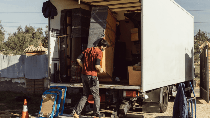 Furniture proyek yang dikemas dan disiapkan untuk pengiriman cargo antarpulau