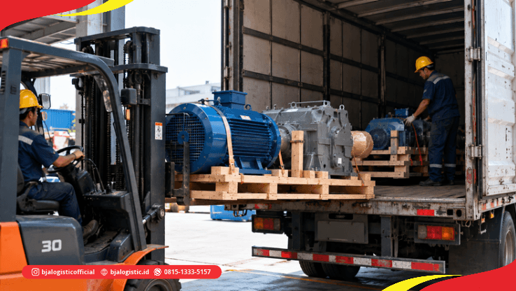 Motor industri dan gearbox di atas pallet yang disiapkan untuk pengiriman cargo