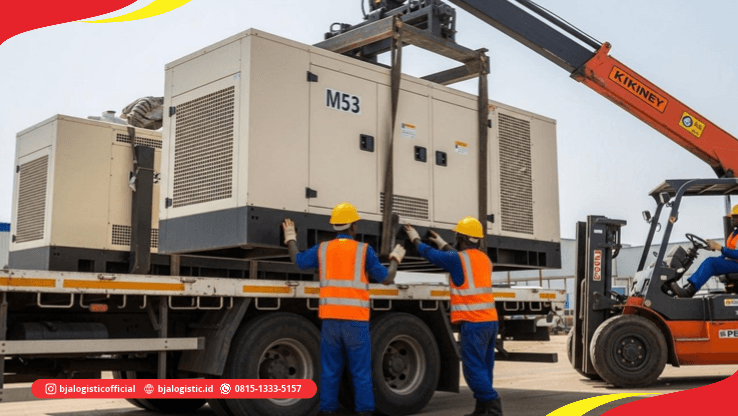 Petugas logistik menangani generator dan peralatan kelistrikan untuk persiapan pengiriman ke lokasi proyek