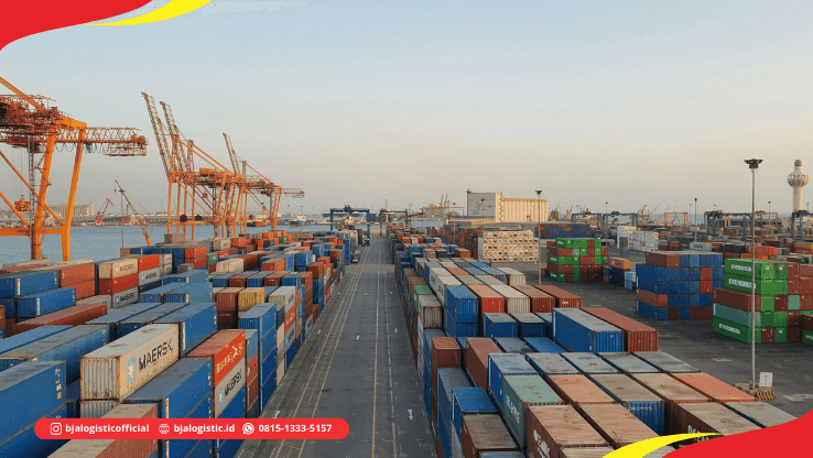 Cargo dari Jakarta yang dipersiapkan sebelum pengiriman ke Sorowako