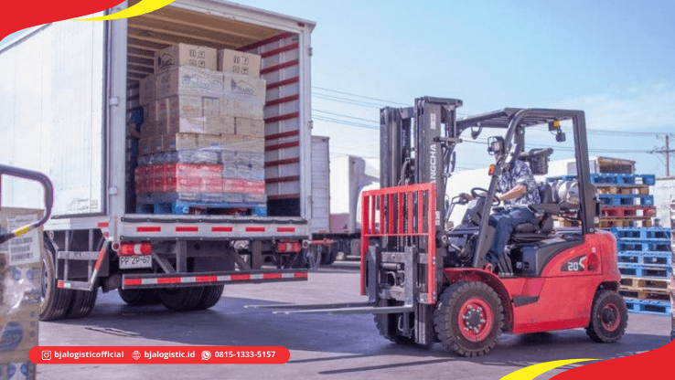 Forklift memindahkan pallet cargo ke truk untuk pengiriman darat dari Jakarta ke Klaten