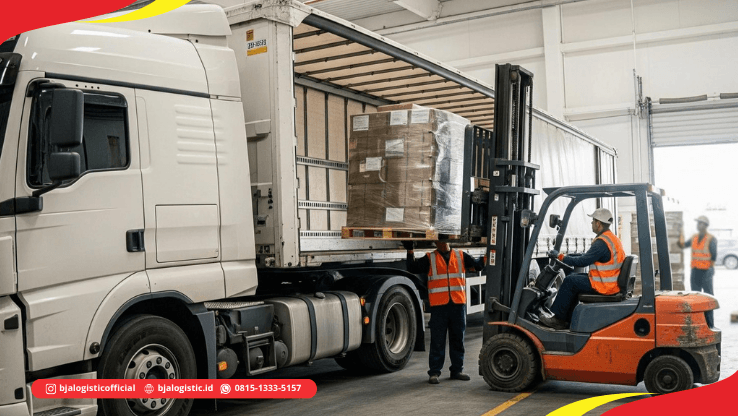 Forklift memindahkan pallet cargo ke truk untuk pengiriman darat dari Jakarta ke Kendal
