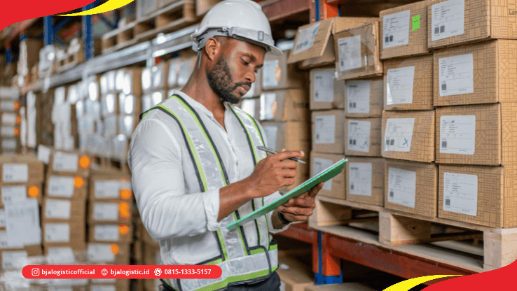 Petugas logistik memeriksa barang cargo sebelum pengiriman antarpulau